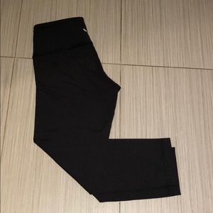 Lululemon Black winder Under crops size 4
